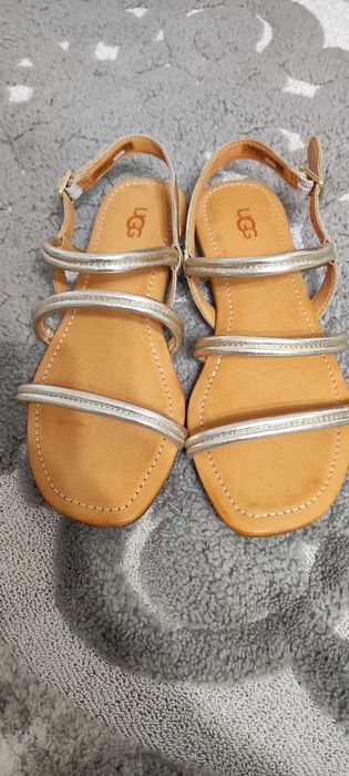 Sandale ugg noi mărimea 37