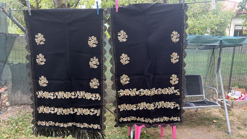 Vând două catrințe iPhone negru cu motive florale aurii completare pentru un costum popular vechi de 100 de ani