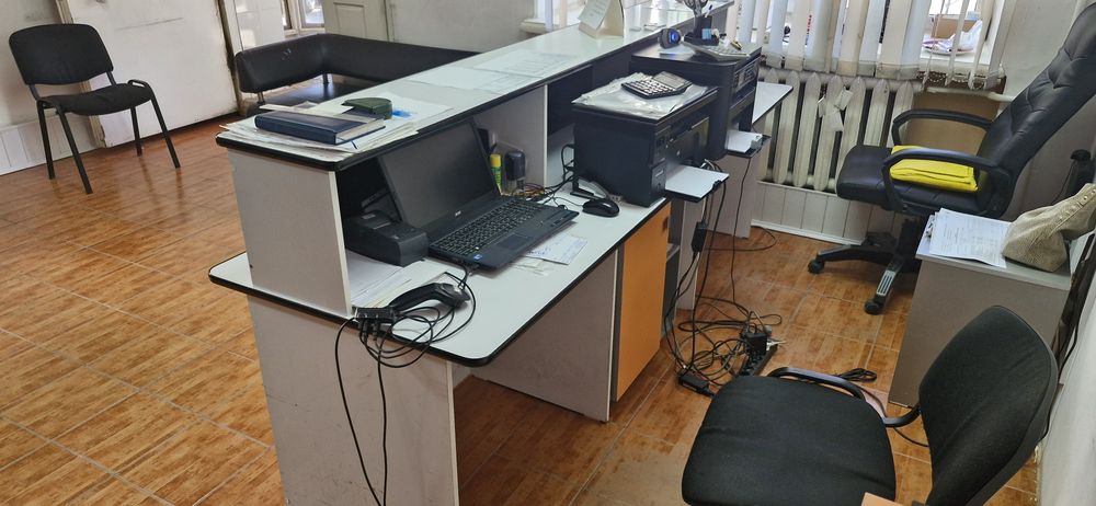 Столы и стеллажи, по 10000.