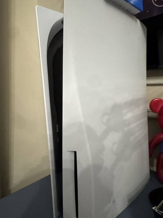 Плейстейшон 5. В комплекте идет три джойстика