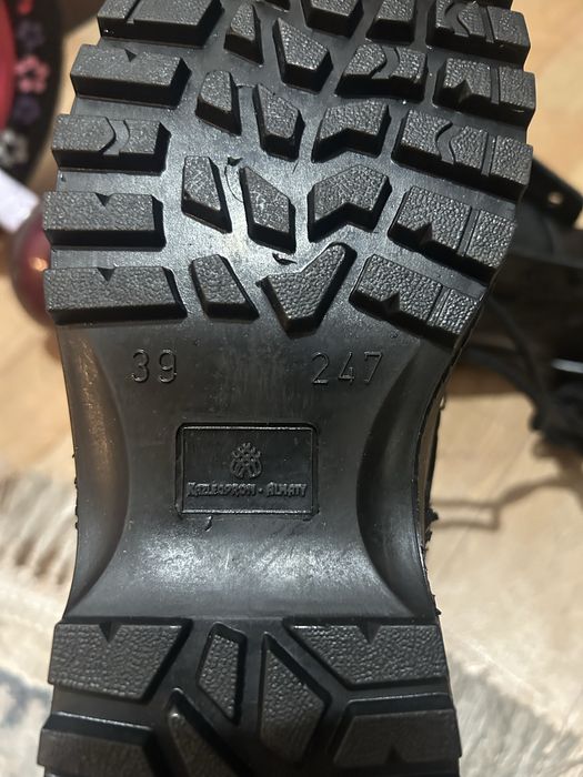 Продам берцы новые 39 размер