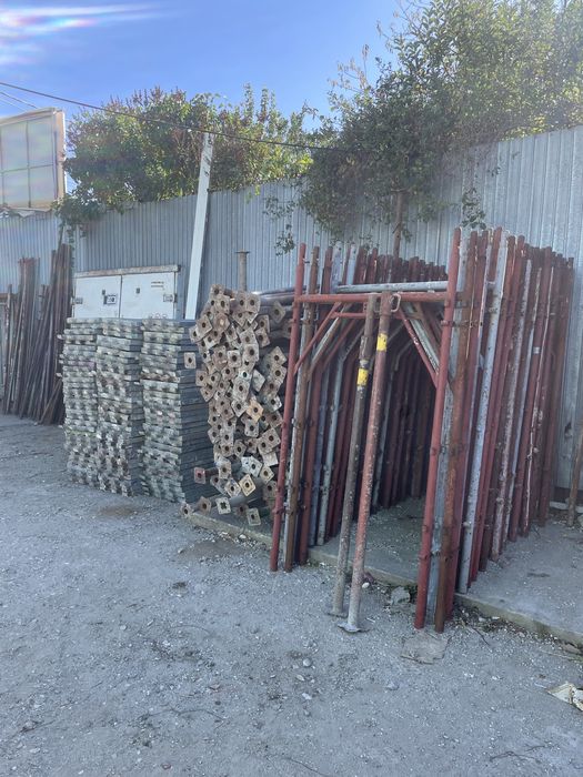 Închirez schela si popii metalici