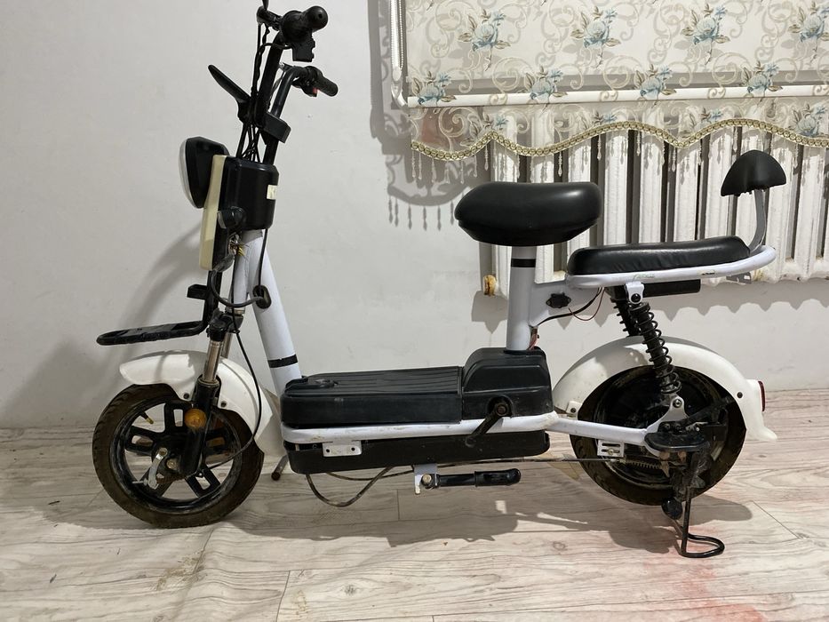 Скутер белый в нормальном состаяние