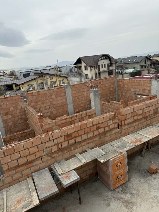 Executam casa la rosu acoperis foisoare pavaj  amenajari curti  etc