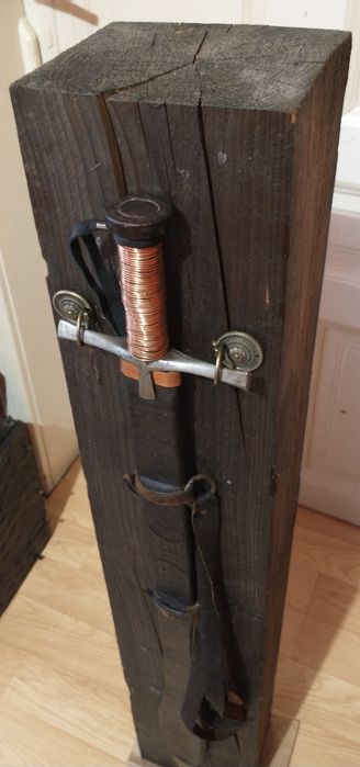 Grapă, ușă lemn,sabie, paloș.