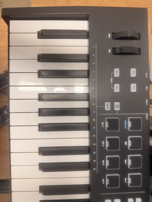 Vând clapă MIDI Arturia Keylab 88