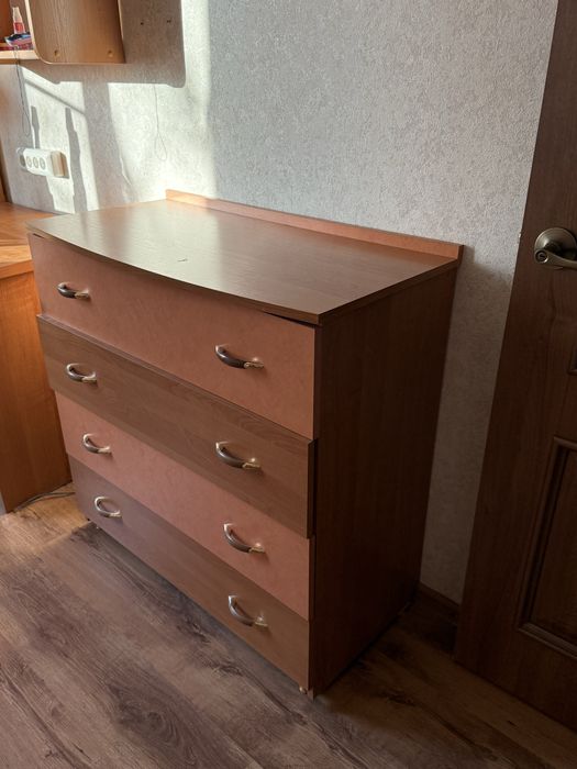 Кровать , шкаф, комод и стол .