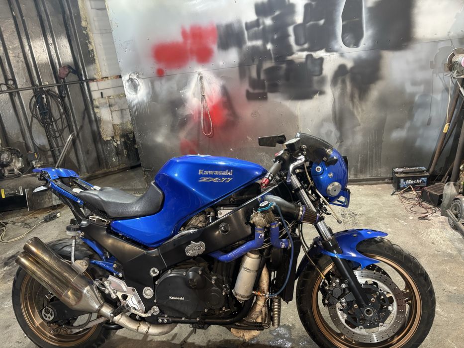 Kawasaki zx1100 мотора е със изцяло променена визизя