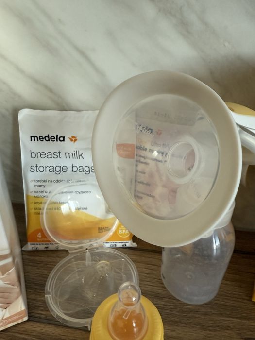 Ръчна помпа за кърма Medela + още неща