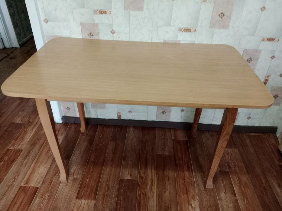 Кухонный стол в хорошем состоянии