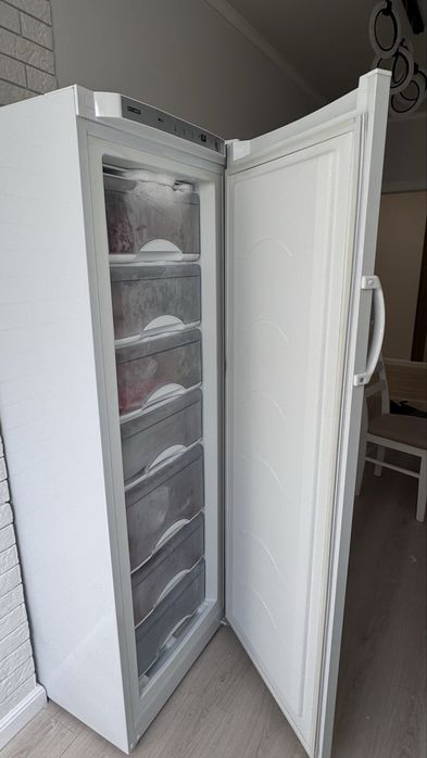 Продам Морозильник вертикальный