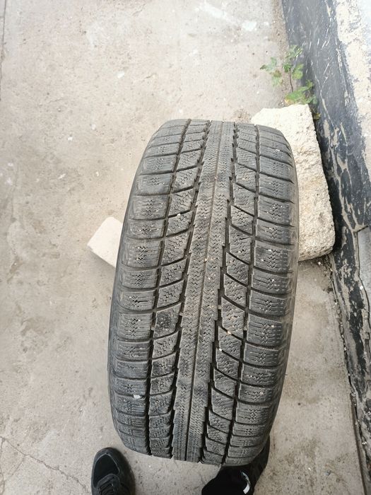 Шины 225/50/17  2шт
