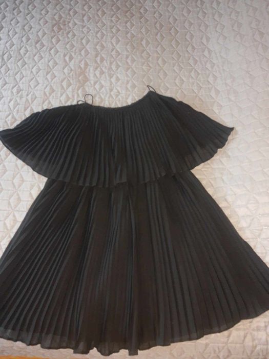 Черна плисирана рокля