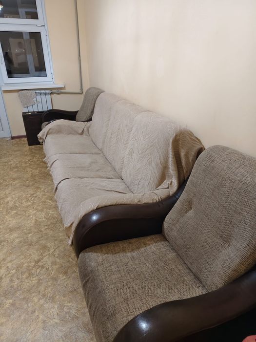 Продам диван с двумя креслами