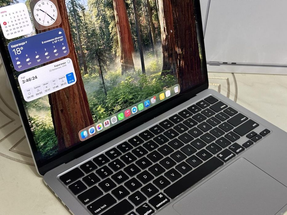 Продам Macbook Air M2 2022 года