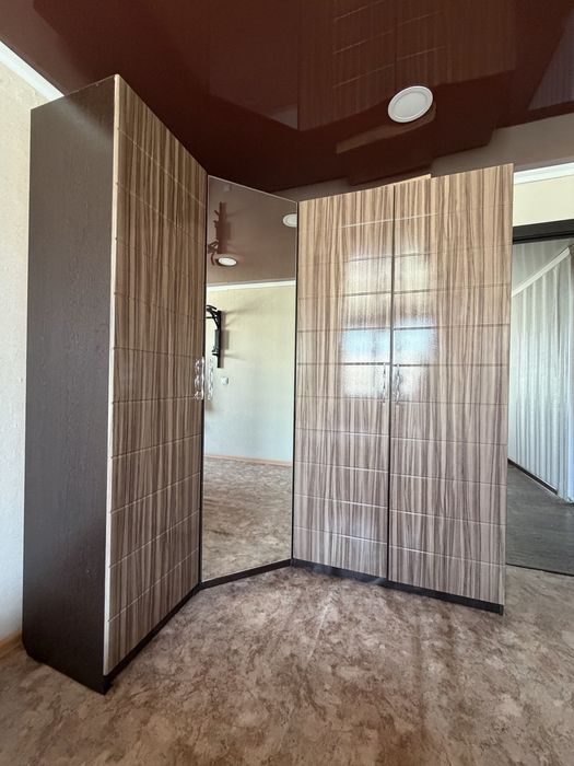 Угловой шкаф большой вместительный