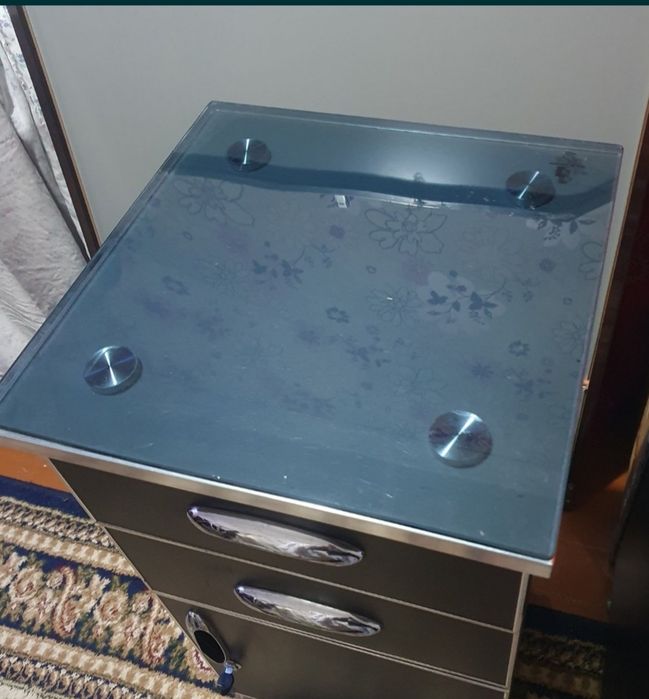 Зеркало и мебель для салона.