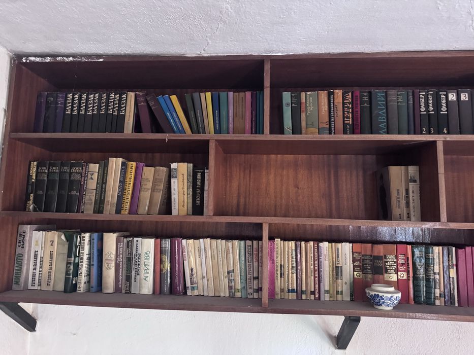 Продавам  стари  книги на едро