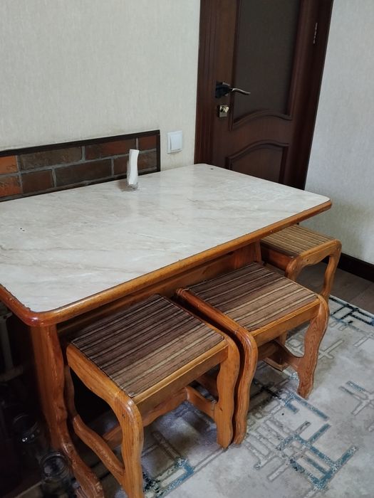 Стол +3 табуретки, состояние неплохое