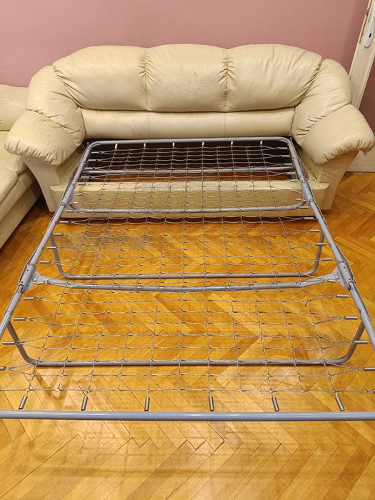 Два кожени разтегателни дивана.