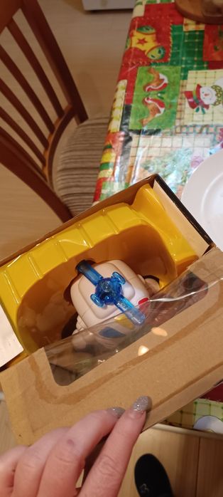 Въртящ се робот и пеещ