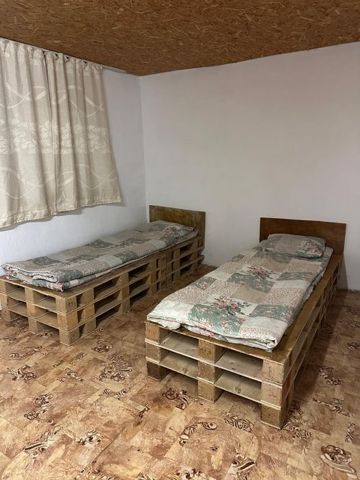 Продам кровати и круглый стол