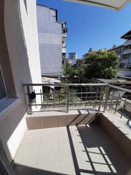 Луксозен двустаен апартамент в Лазур