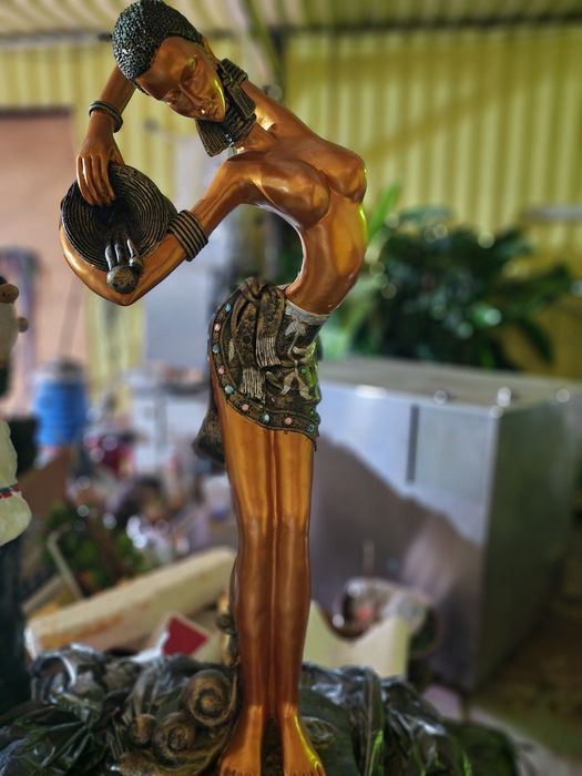 Продам статуэтку африканка с сосудом