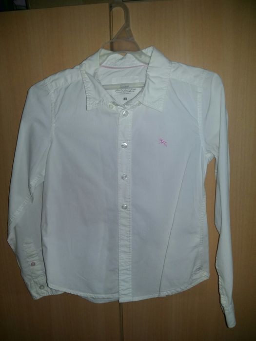 Cămăși albe pentru școală.