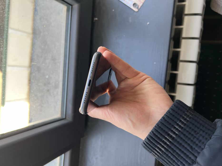 Iphone 11 holati yaxshi aybi ekranga qora soya bor