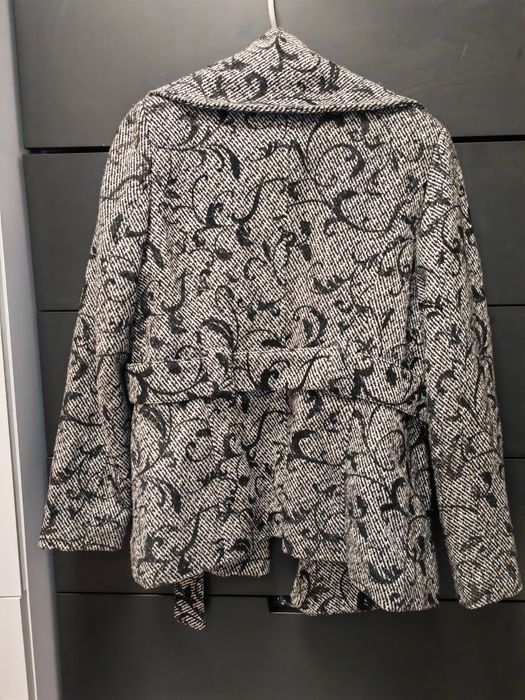 Vând haină din stofă pentru fete/femei