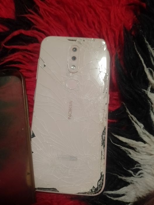 Nokia 2.4 spukano v lqvo dolu staklo i zaden kapak napukan s keis