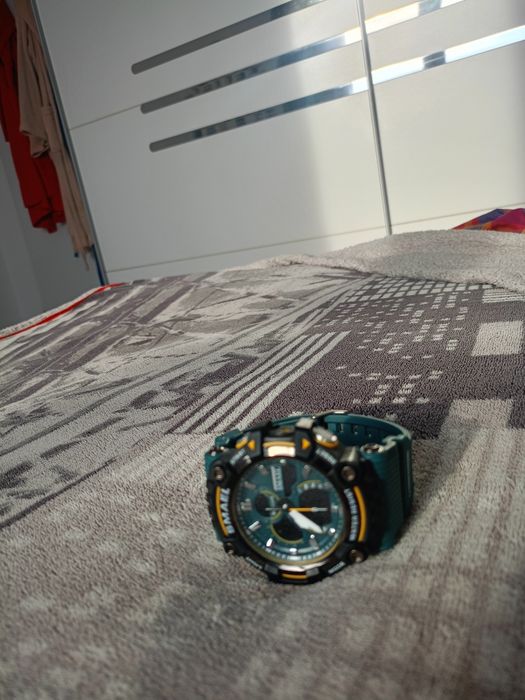 Vând ceas bărbătesc Smael funcționează doar afișajul electronic.