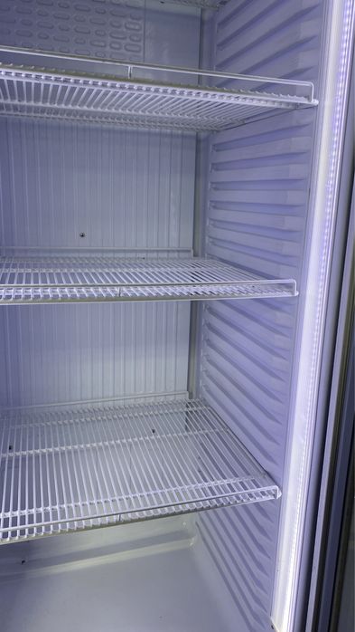 Vitrina frigorifica verticala pentru sucuri cu led
