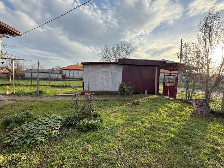 Голяма ремонтирана къща с 4 спални - на 37 км от Морският бряг!