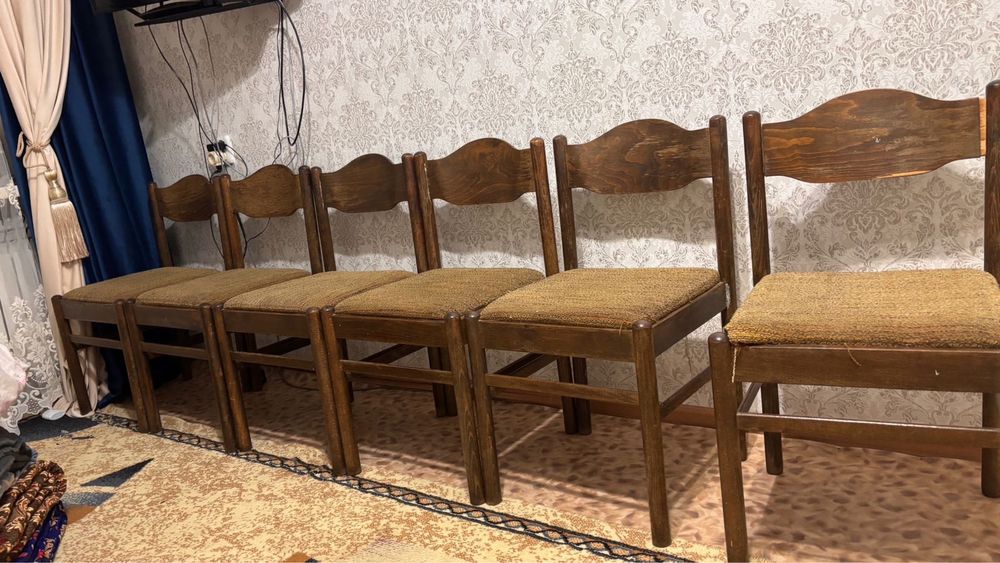Деревянный стол со стульями