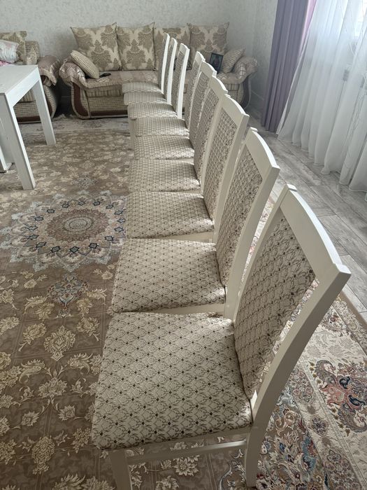 Белые стулья.