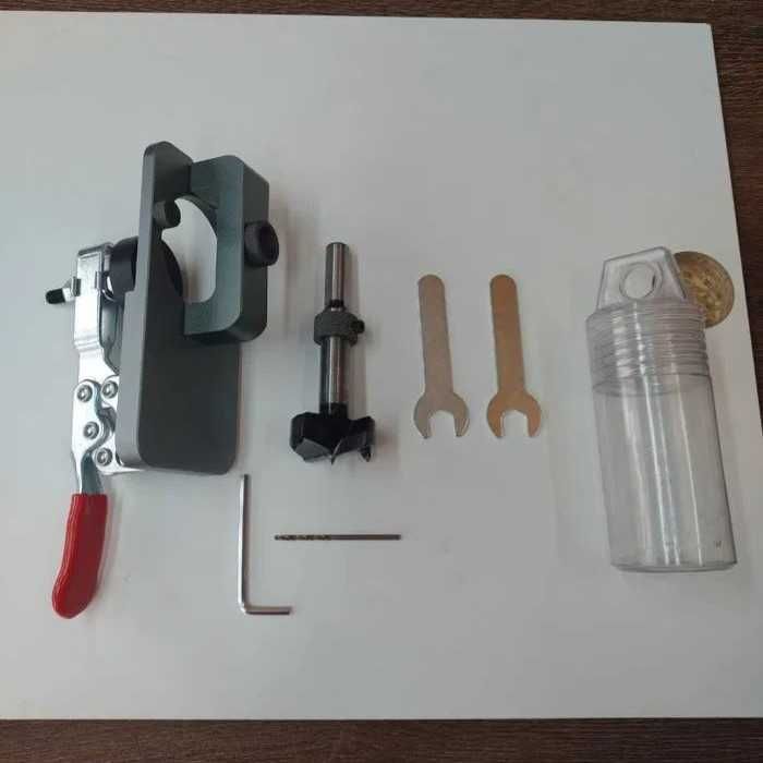 Водач с фрезер и ограничител за пробиване отвори на мебелни панти