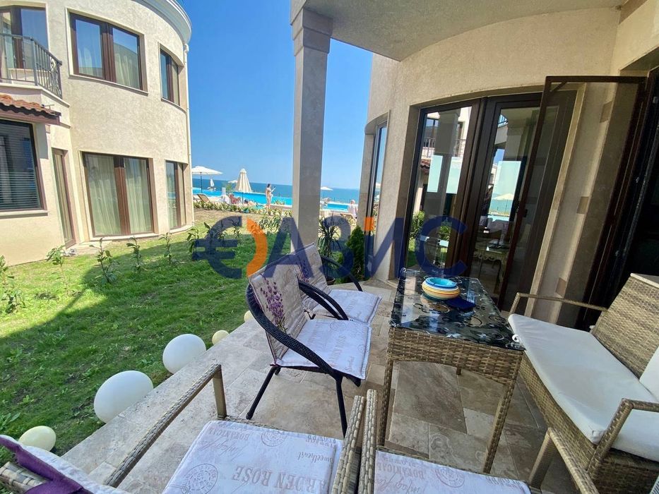 Двуетажна градска къща на първа линия море с невероятна гледка в