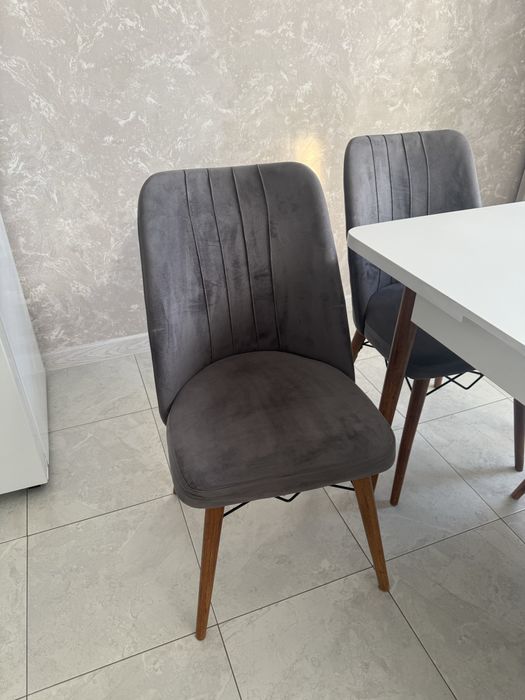 Продам стол со стульями (6 стульев)