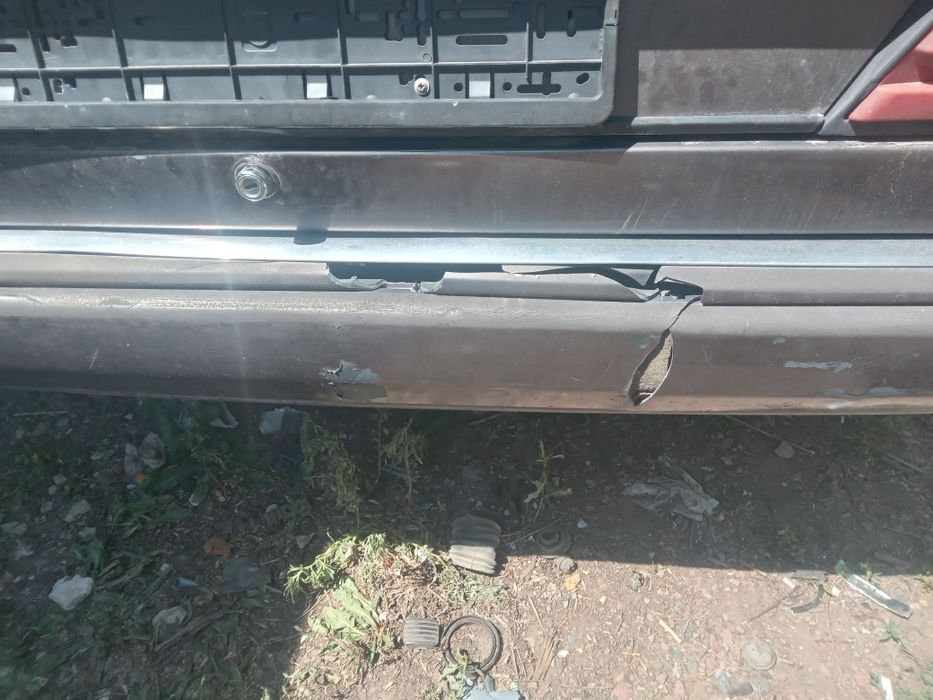 Продам задний бампер 124 мерседес дорест