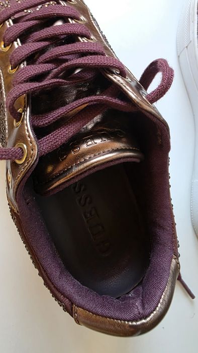 Adidasi Guess cu pietricele