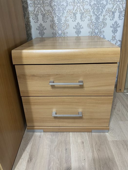 Комод, две тумбочки и зеркало