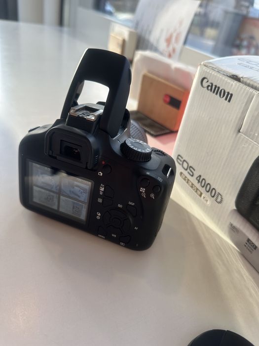 Aparat foto DSLR Canon EOS 4000D cu obiectiv 18-55mm DC III