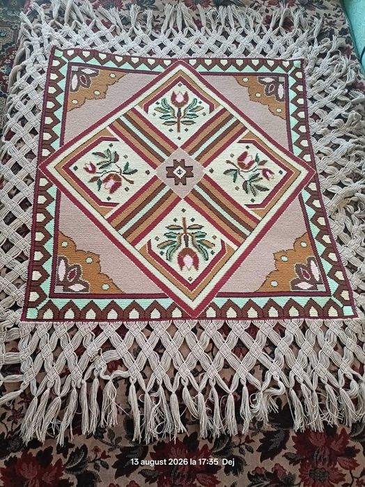 Față de masă tradițională, cusută manual pe etamină cu franjuri (80x80 cm)