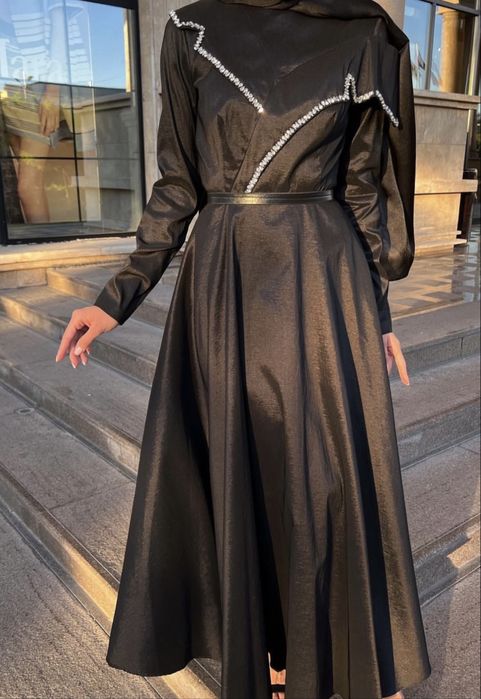 Чёрное длинное платье в пол