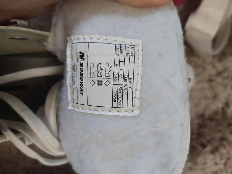 Продам коньки ))