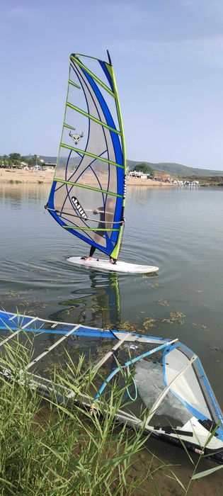 Placă Windsurf F2 Vegas 136L + Fină – 520 € și placă începători +vela