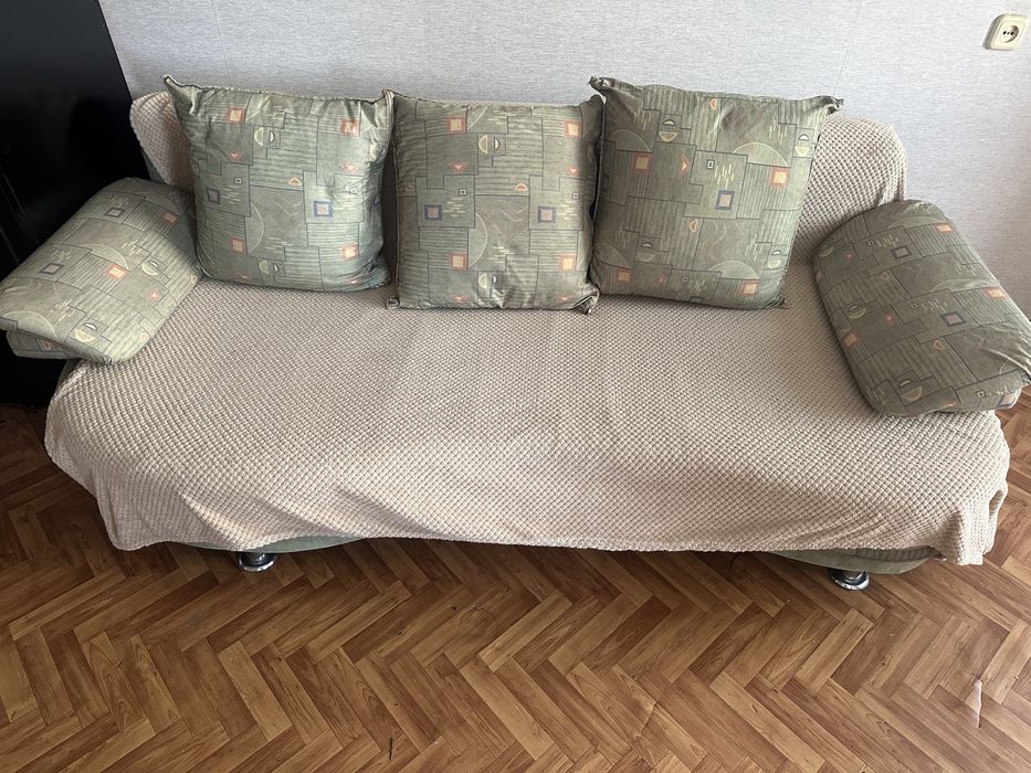 Продам диван . Цена 15.000тнг.