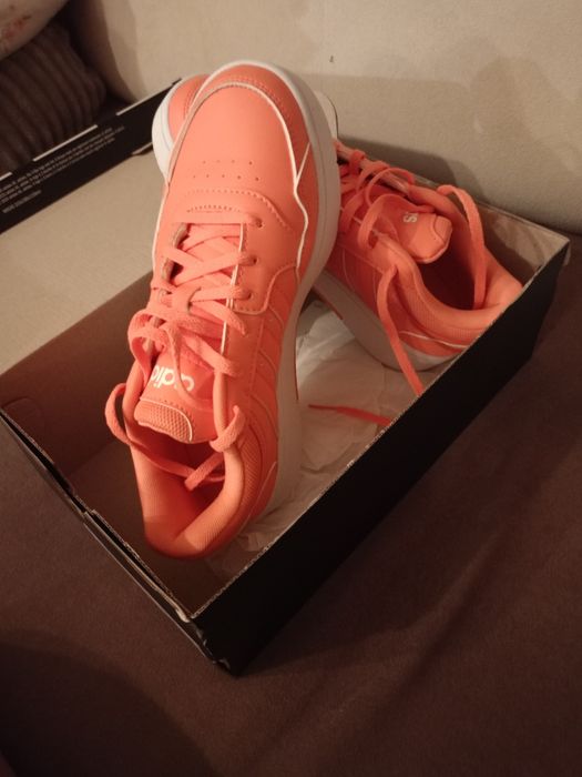 Маратонки Adidas 38 номер носени веднъж.